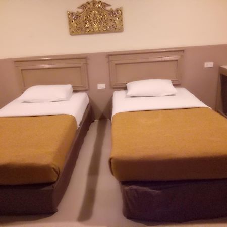 Tongpoon Hotel Bangkok Exterior photo